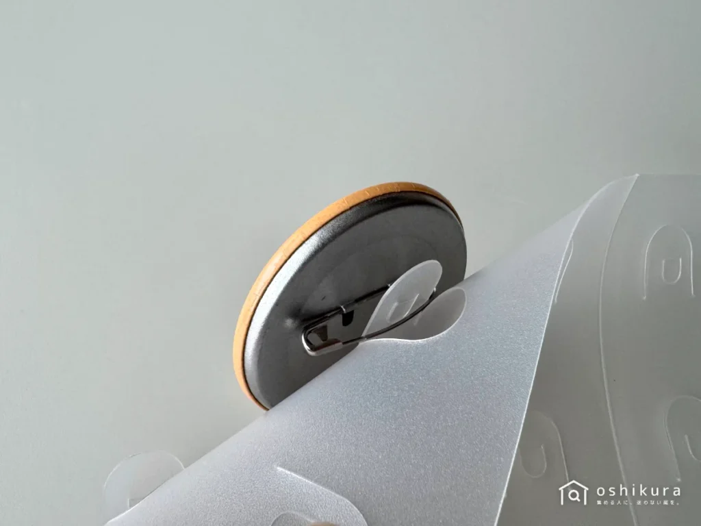 痛バ作成シート 缶バッジの針にシートのベロを差し込む