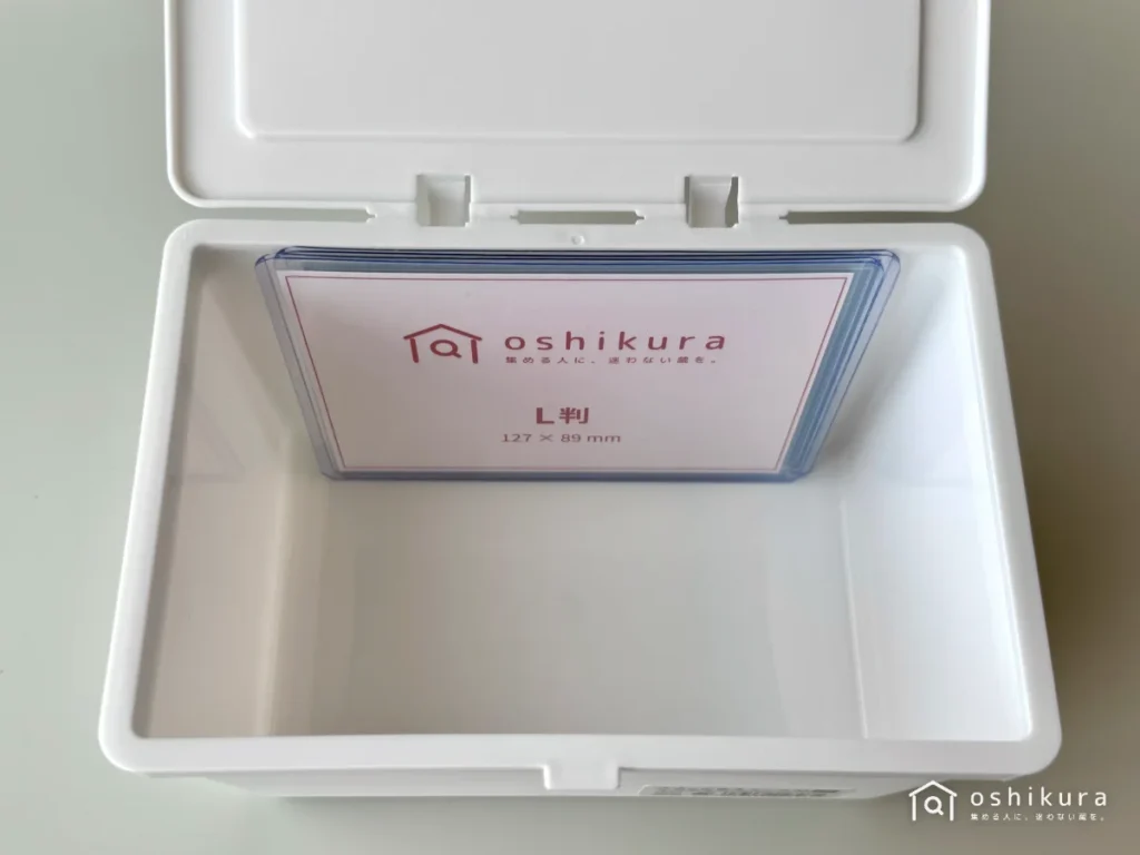 フタがとまるケースMに立てて硬質カードケースに入れたL判ブロマイドが収納できる