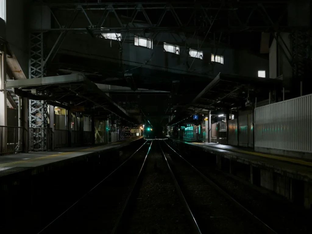 夜の駅のホーム