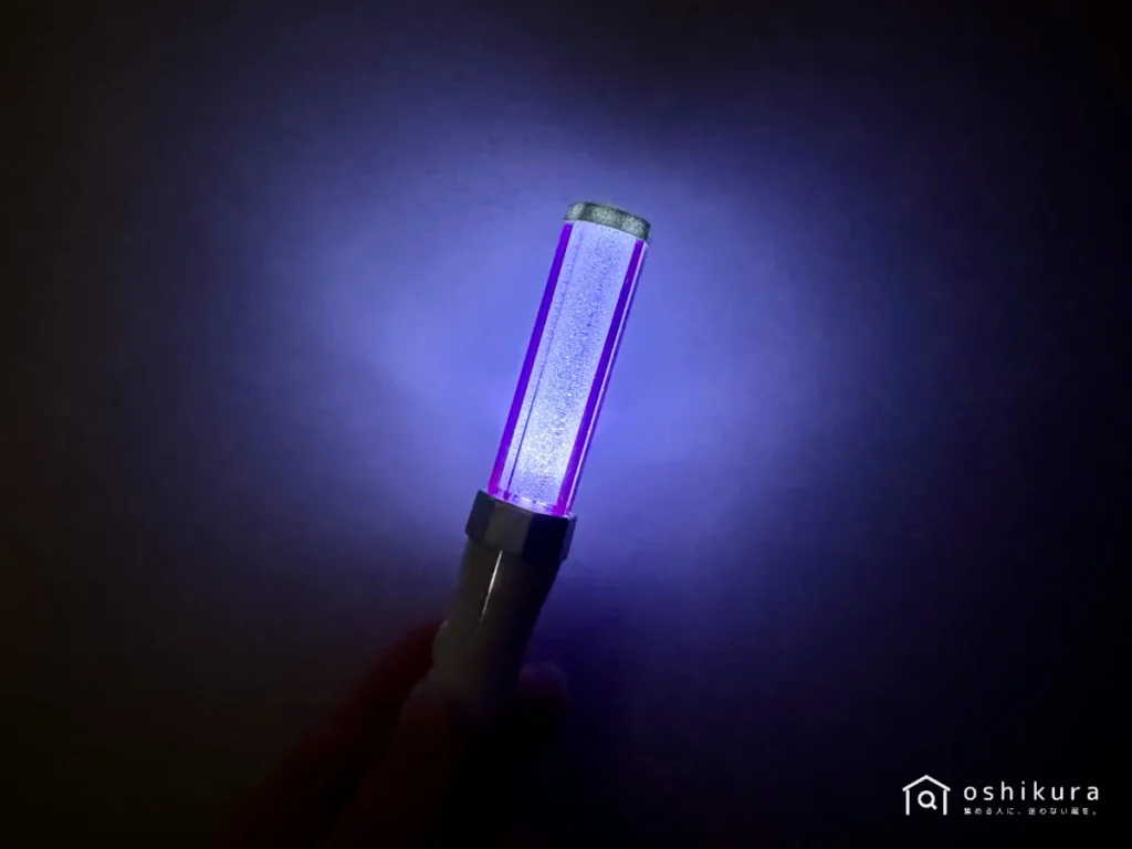 セリア LED ミニミニペンライト パープル 点灯時(暗所)