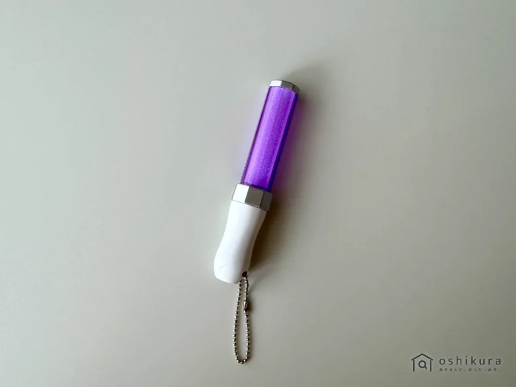 セリア LED ミニミニペンライト パープル 点灯時(明るい場所)