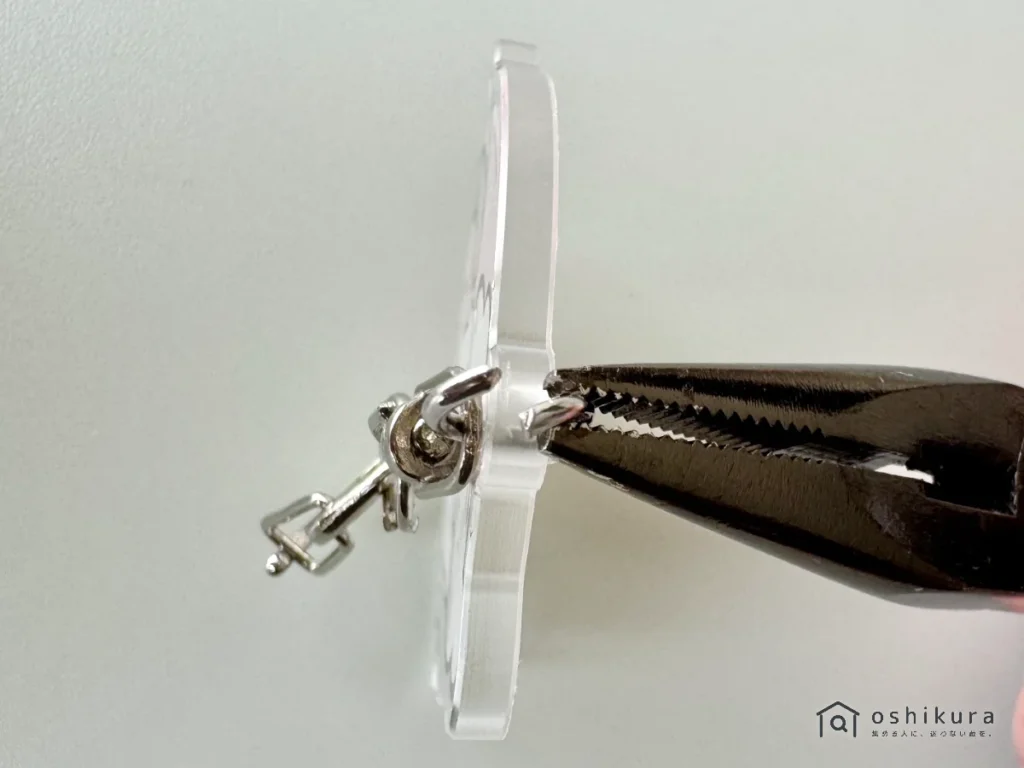 アクキーの丸カンを前後にズラすように開く