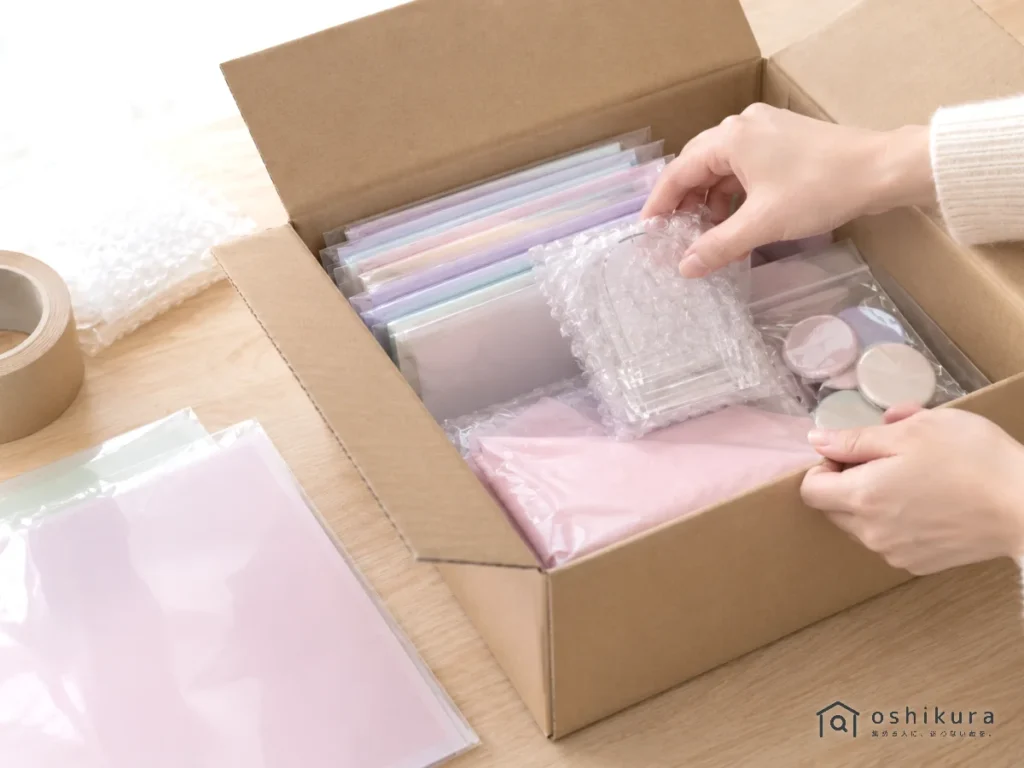 推し活グッズを箱に詰めて発送の準備をしているところ